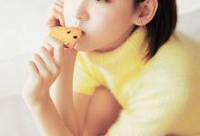 短发轻熟少女性感美腿卧室写真图片-美图岛