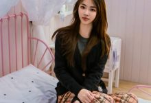 足愉心 NO.032 软软（搭配：黑色外套、黄色格子长裤、毛绒拖鞋、粉色棉袜、裸足）[120P+2V／11.4GB]-美图岛
